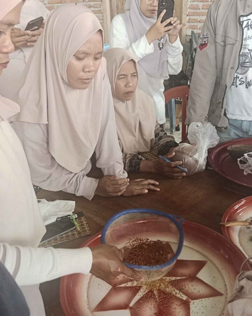 Memperkuat potensi lokal dari gula semut: Studi banding masyarakat adat Marena, Orong, dan Tangsa ke Kaluppini