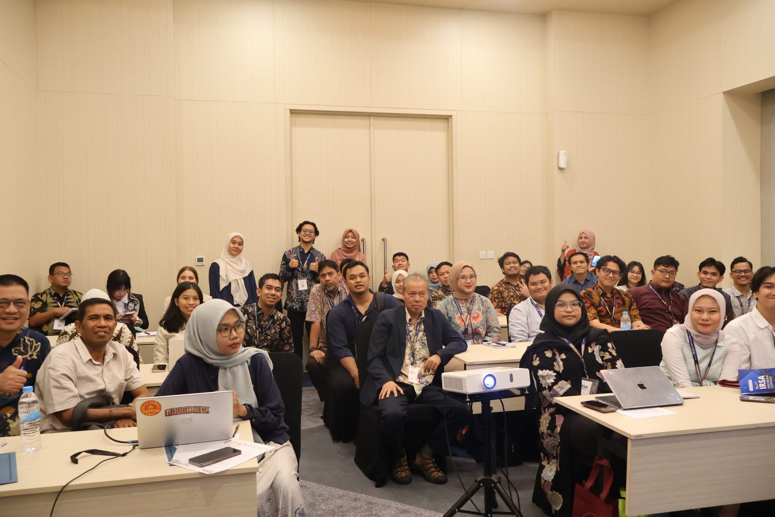 Menavigasi Transisi Ekonomi Berkeadilan di Daerah Berbasis Komoditas Ekstraktif